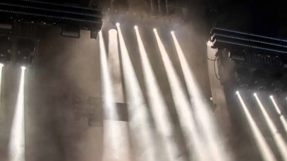 Bühne mit Traversen und Scheinwerferlicht (Symbolbild)